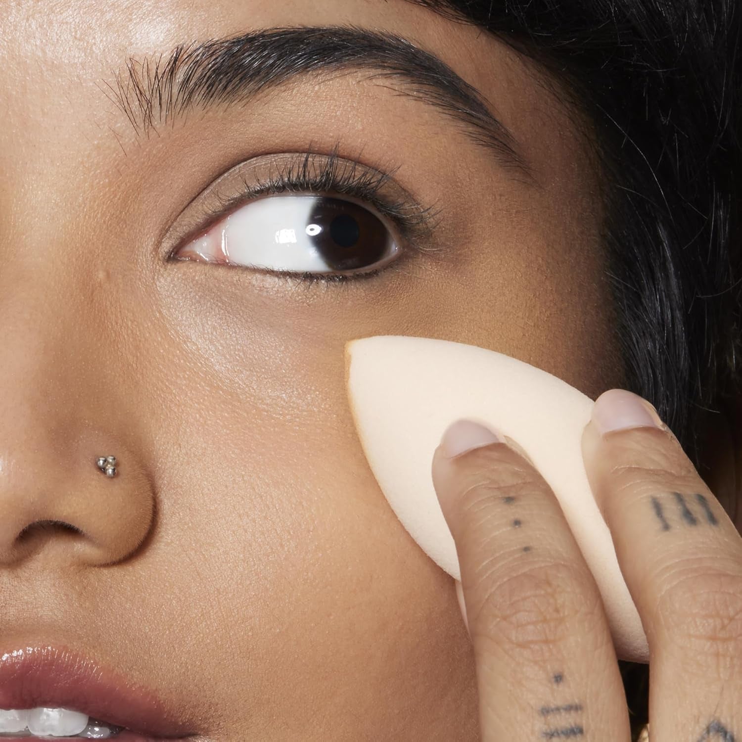 E.L.F. Éponge Douce À Double Pointe Pour Correcteur, Polyvalente, Lavable, Réutilisable, Facile À Utiliser, Estompe, Complète Le Correcteur Camo 16H, Peut Être Utilisée Sèche Ou Humidifiée